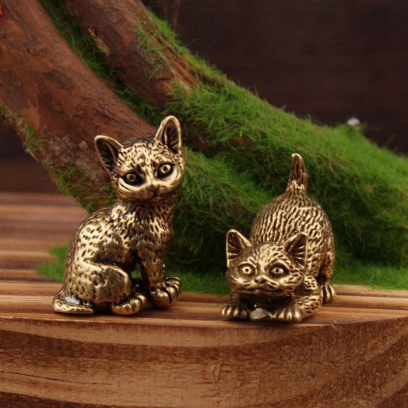Pequena Estatueta de Gato em L - Vintage Collectibles Store avaliação e preço
